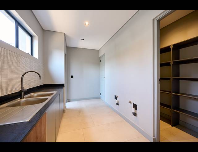 5 BEDROOM HOUSE FOR SALE IN HELDERFONTEIN ESTATE